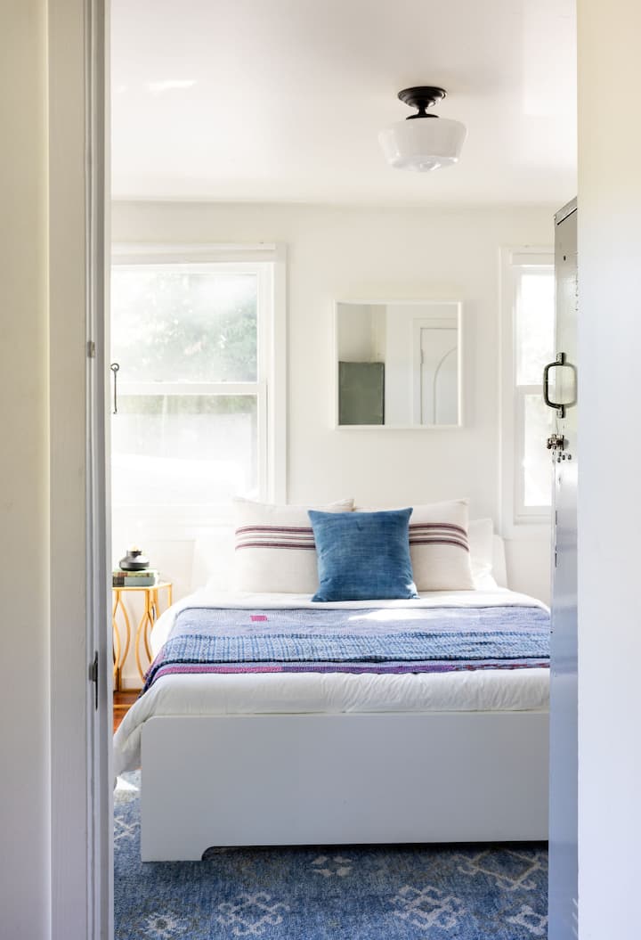 Dormitorio de abajo con cama queen