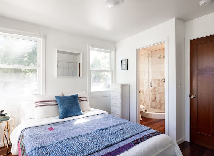 Dormitorio queen en la planta baja con vistas al segundo baño de la planta baja con mármol italiano 