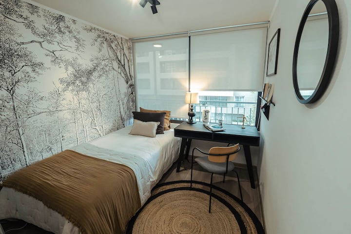 Habitación-ს აქვს დიდი სამუშაო მაგიდა და შესანიშნავი ესპანურენოვანი ავტორების ბიბლიოთეკა 
Wi ‑ Fi კავშირი 500 მბაიტზე სწრაფია