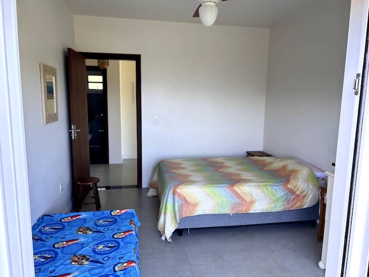 1 ห้องนอนพร้อมเตียงในบ้าน 1 เตียง + เตียงเดี่ยว 1 เตียง 