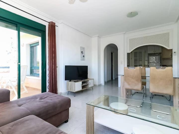 Трпезарија со отворен план и пристап до вратата на поплочениот двор до опремениот  балкон, за јадење надвор, излежување на сонце и чаша вино

Ви благодариме:)