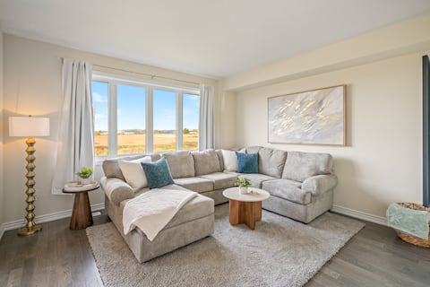 Stunning 4 Bed Home - 10 Mins to Niagara Falls!