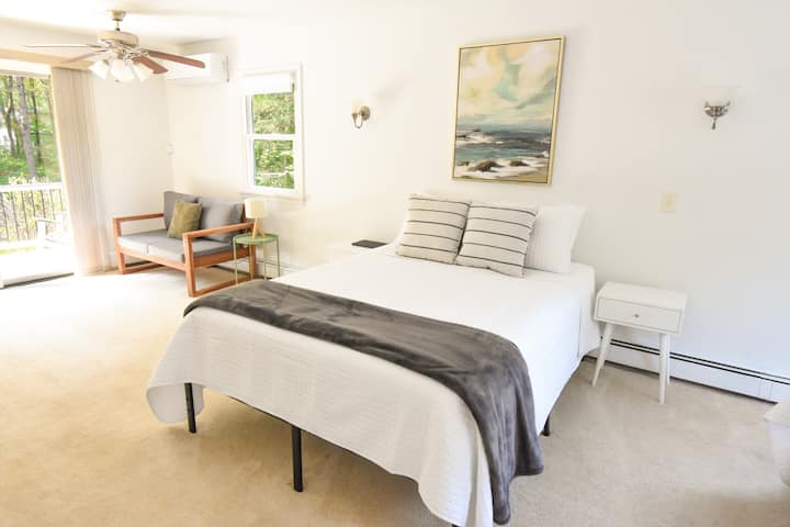 Glavna spavaća soba s prostorom za sjedenje. 