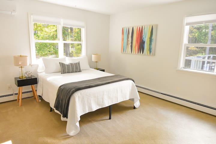 Spavaća soba s bračnim krevetom nalazi se izvan kuhinje i praonice rublja. 