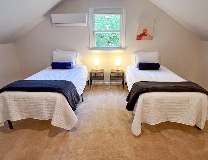 Spavaća soba u potkrovlju s dva odvojena kreveta. 
