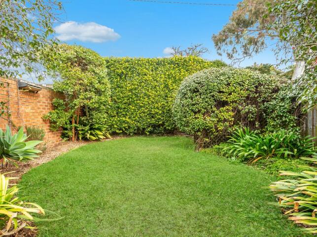 Luxury Renovated Home, Quiet street- Light Modern gallery image 4