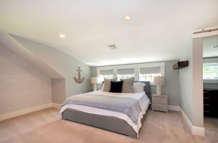 Ფართო ძირითადი საძინებელი დიდი საწოლით - განმარტოებული და მშვიდი