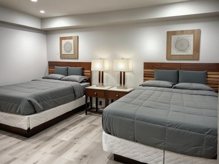 居心地の良い快適さが待っています。ゆったりとした夜と生産的な朝のために設計されたスタイリッシュな寝室でリラックスしましょう。」
