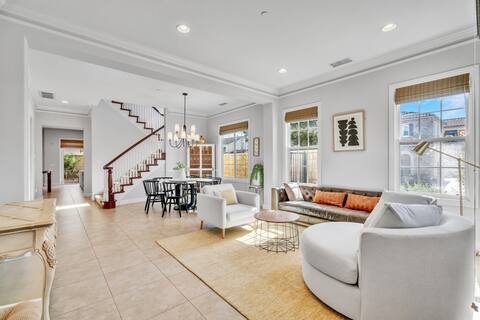 2-Story Home Close to Disney & Walkable to Parks