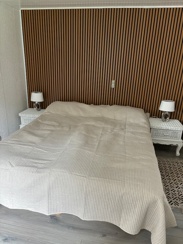 Dejligt soveværelse med sengelinned. Mulighed for ekstra puder og dyner.
