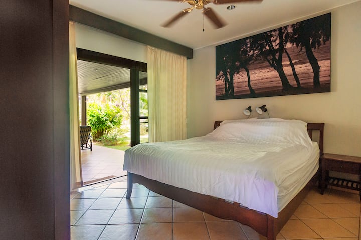 卧室门面向露台，您可以从卧室右侧轻松进入花园和泳池区域。