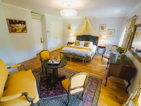 Suite with whirlpool bath · Shared pool