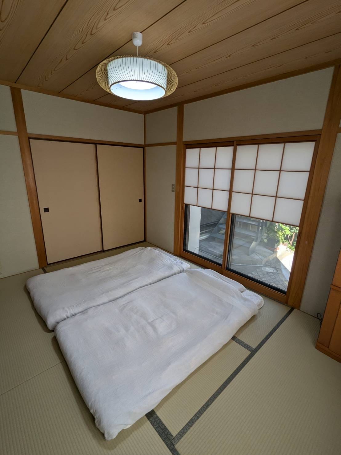 إذا كنت تستخدمه لأربعة أشخاص أو أكثر، يمكنك استخدام الأريكة في الغرفة على الطراز الياباني كغرفة نوم