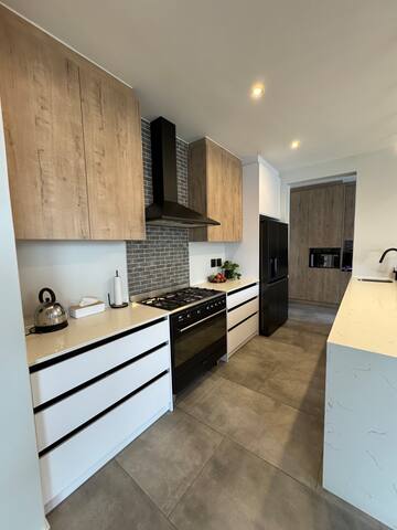 Sandown Oasis – Modern Luxury Family Getaway gallery image 2