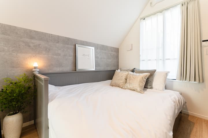 Dnevni krevet može se pretvoriti u bračni krevet.Može primiti dvije osobe.