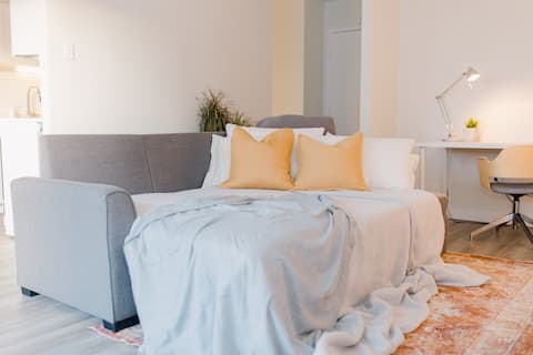 Top performing Airbnb: Stylish| Fast Wi-Fi| Parking| Clean| Min from DT in Wîhkwêntôwin