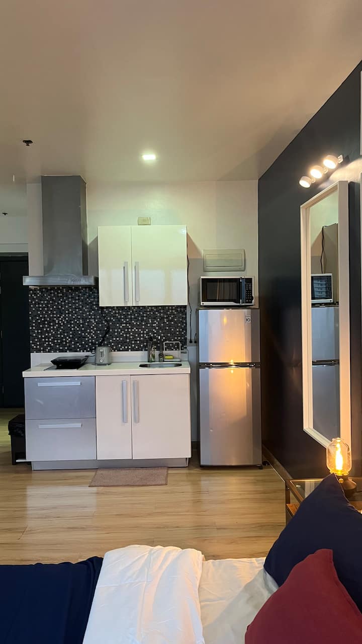 Charming Luxe Makati Unit With City View + Balcony - Makati