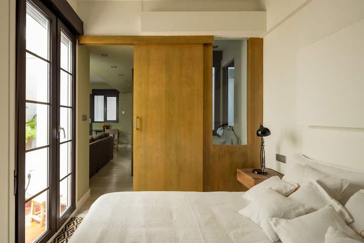 The bedroom welcomes you for its warm simplicity. Double bed, 500-thread cotton clothes, pen duvet duvet, thread cover and Tempur mattress.
The room next to the room has: sofa bed 150X200 with high-end clothes and two pillows.