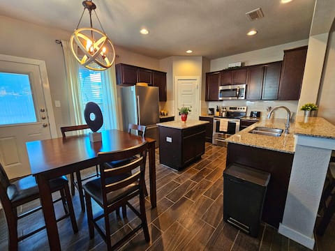 Cozy 3 Bedroom Townhome with fast WiFi & Kingbed