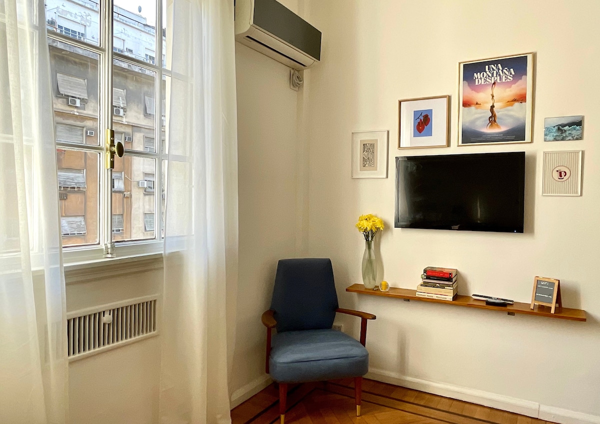 Popular Airbnb listing: Elegant refuge steps away from the Obelisk in Comuna 1
