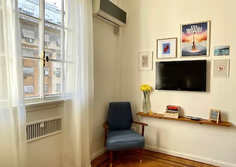Popular Airbnb listing: Elegant refuge steps away from the Obelisk in Comuna 1