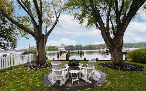 Charming Hideaway By The Water