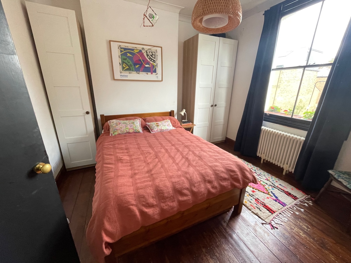 חדר שינה בקומה הראשונה, מיטה זוגית, ארון בגדים כפול (מיטת תינוק ומיטת תינוק לנסיעות זמינות לפי בקשה)