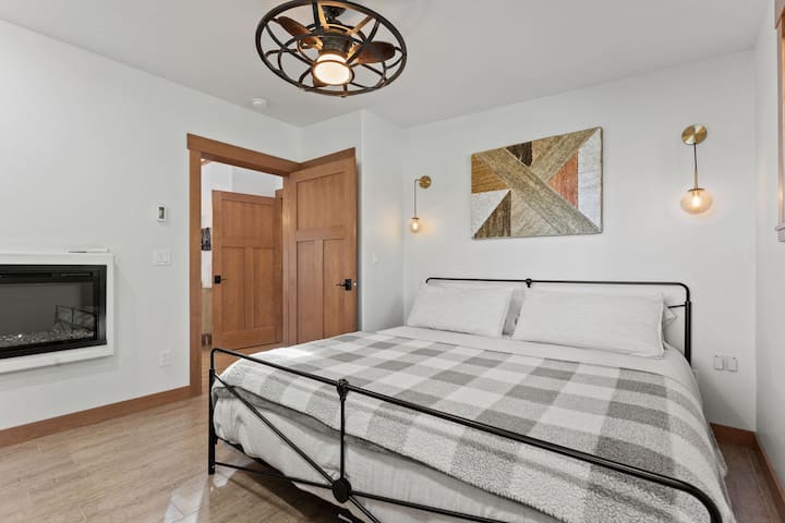Gostinjska soba s bračnim krevetom i vlastitim električnim kaminom.