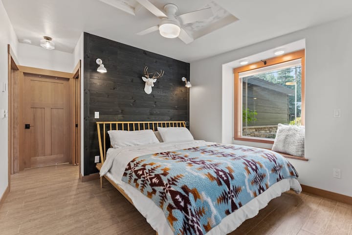 Primarna spavaća soba s bračnim krevetom i pripadajućom kupaonicom.