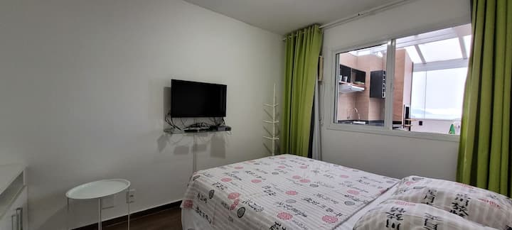 Matatagpuan sa itaas ang ika -3 silid - tulugan ng Cobertura, kung saan matatanaw ang lugar ng gourmet at ang dagat, na nilagyan ng TV, aparador, air conditioning at double bed.
