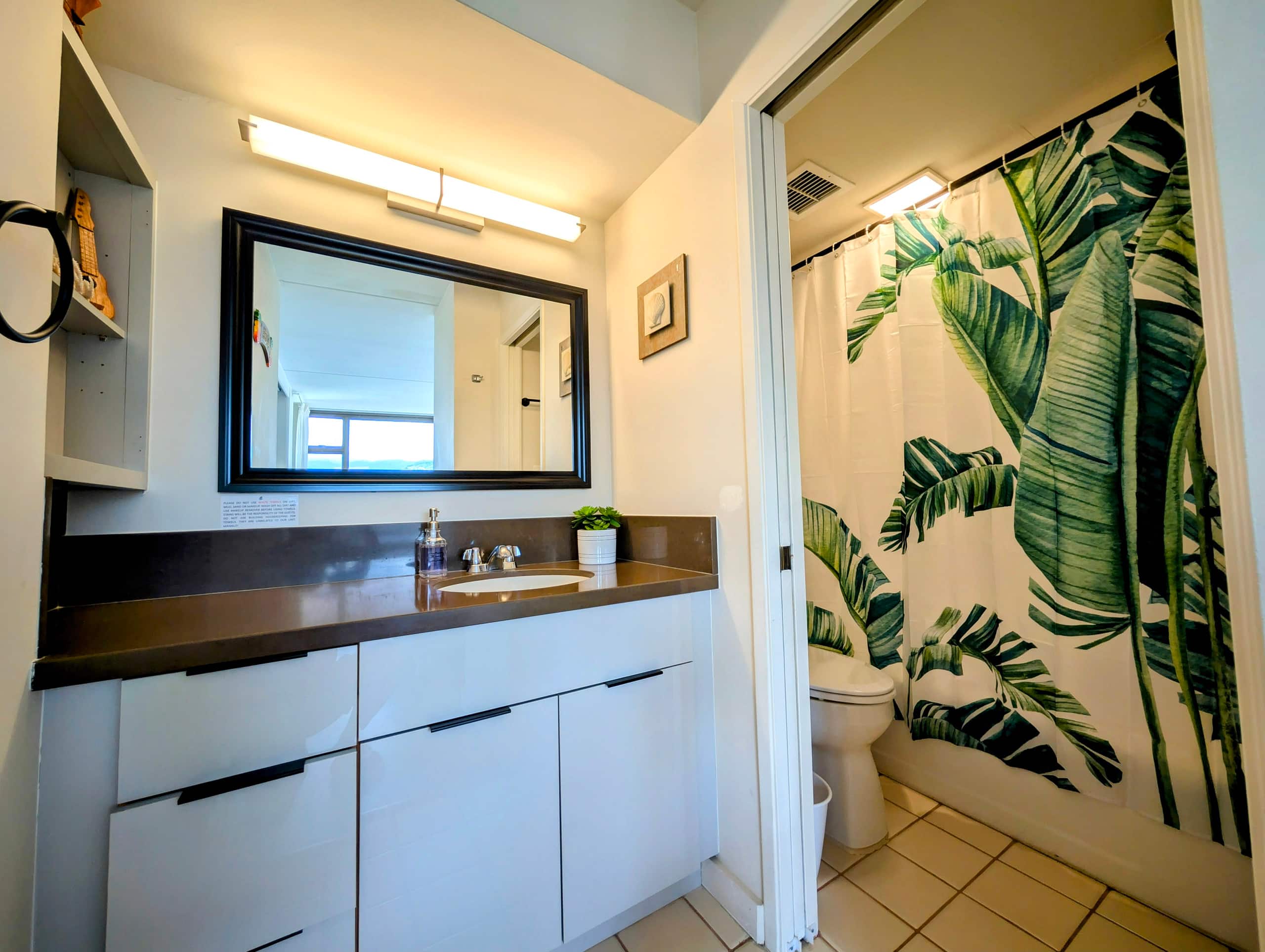 Condo in Honolulu · ★4.98 · 1 bedroom · 3 beds · 1 private bath - Image 14