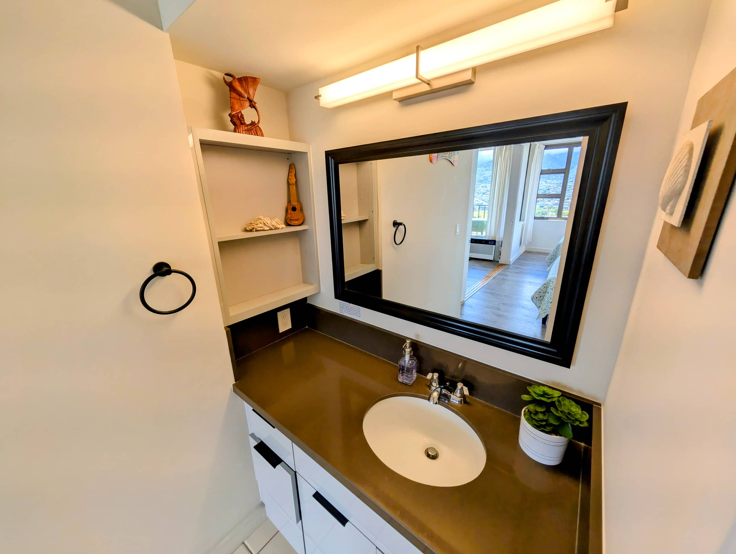 Condo in Honolulu · ★4.98 · 1 bedroom · 3 beds · 1 private bath - Image 15