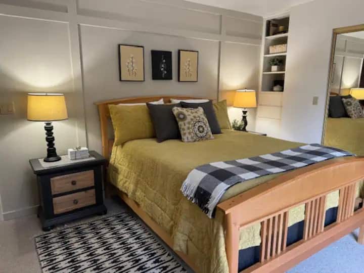 dormitorio queen con control deslizante que conduce a la terraza exterior y a la zona de estar