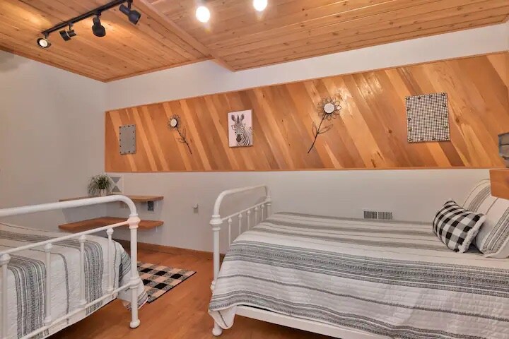 dva  odvojena kreveta koji se nalaze u prizemlju