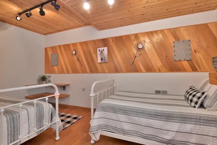 dos  camas individuales ubicadas en la zona de abajo