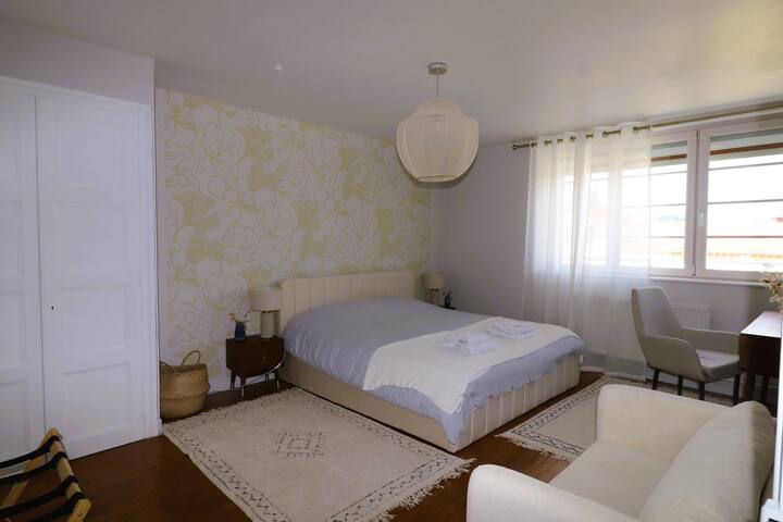 Chumba cha kulala cha 25m2 kilicho na kitanda cha sentimita 180x200, dawati, kabati, kitanda cha sofa