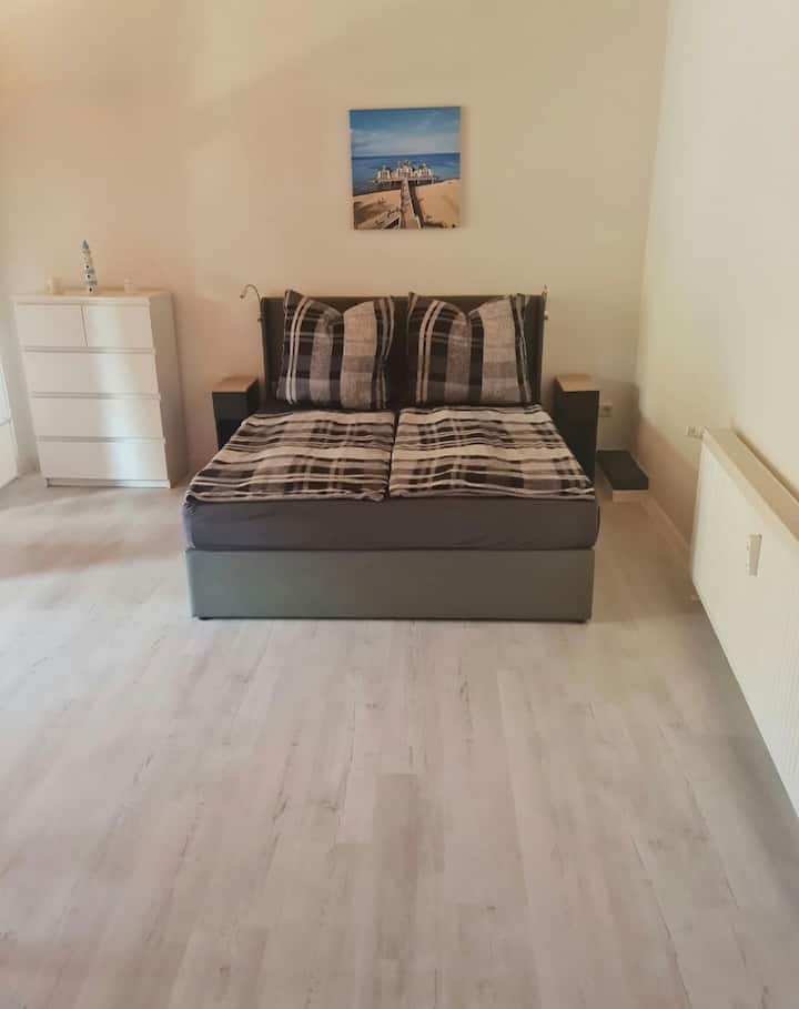 صندوق الجودة في الربيع 
1.60 م × 2.00 م مع مصباحين قراءة LED لليسار واليمين لكل منهما بجانب السرير. 