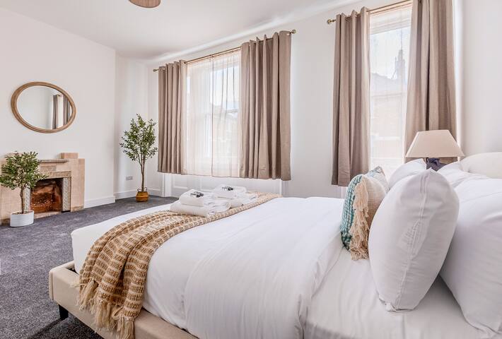 Immense Bright 5BR House near Kensington Olympia gallery image 3