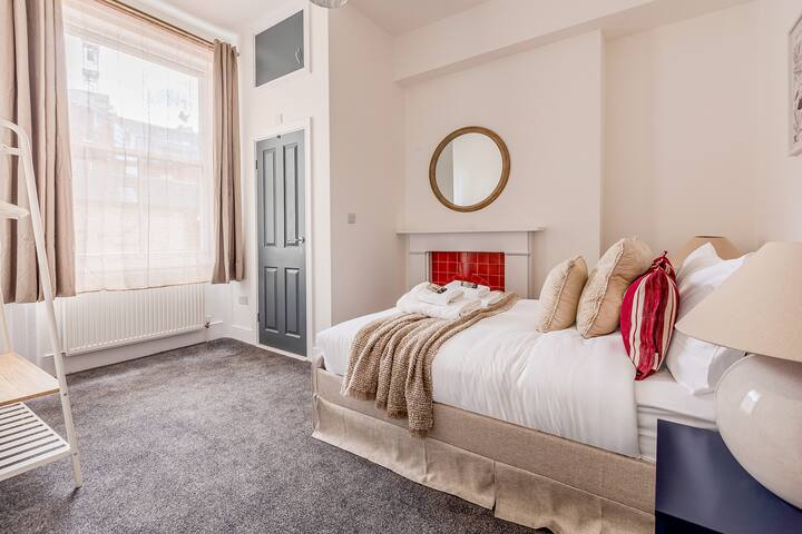 Immense Bright 5BR House near Kensington Olympia gallery image 4