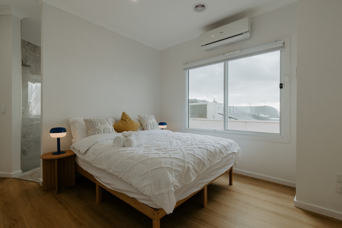 All rooms feature breathtaking sea views.