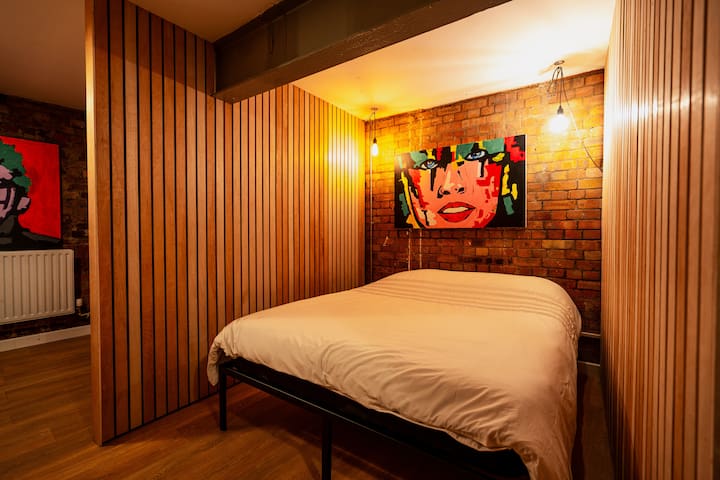 Shoreditch Warehouse, Sleeps 12! gallery image 4