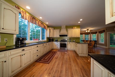 Spacious Home near PennState with Hot tub/fire pit