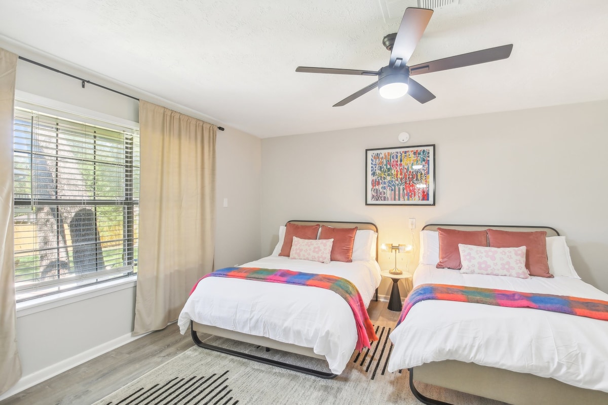 Esta encantadora habitación combina comodidad y practicidad con su propio espacio en el armario y dos camas de tamaño completo, cada una vestida con sábanas suaves y acogedoras, perfectas para una noche de sueño reparador. Lo suficientemente espacioso como para que los más pequeños se sientan cómodos y compartan historias