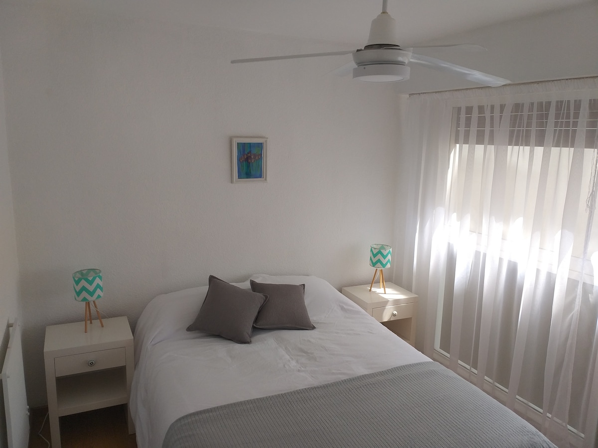 Стаята разполага с двойно легло с размери 1,40x1,90. Всичко е ново. Електрически нагревател и вентилатор на тавана. Удобен плакат за подреждане на вещите ви. Предоставяме ви чаршафи, одеяла и кърпи.