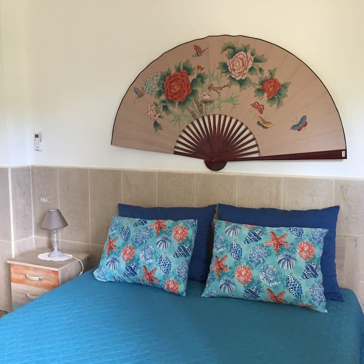 spálňa s manželskou posteľou a vlastnou kúpeľňou