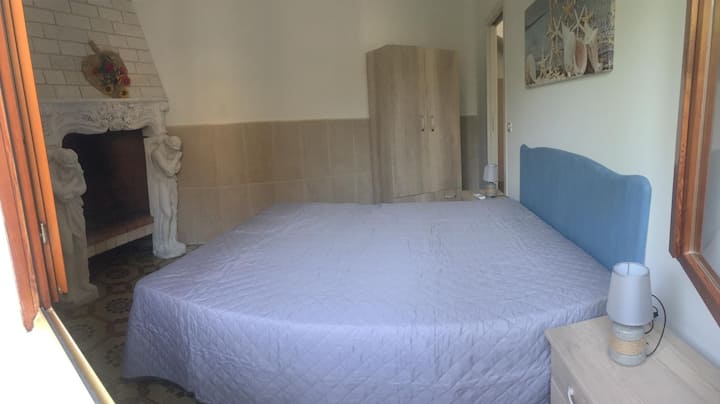 spálňa s manželskou posteľou