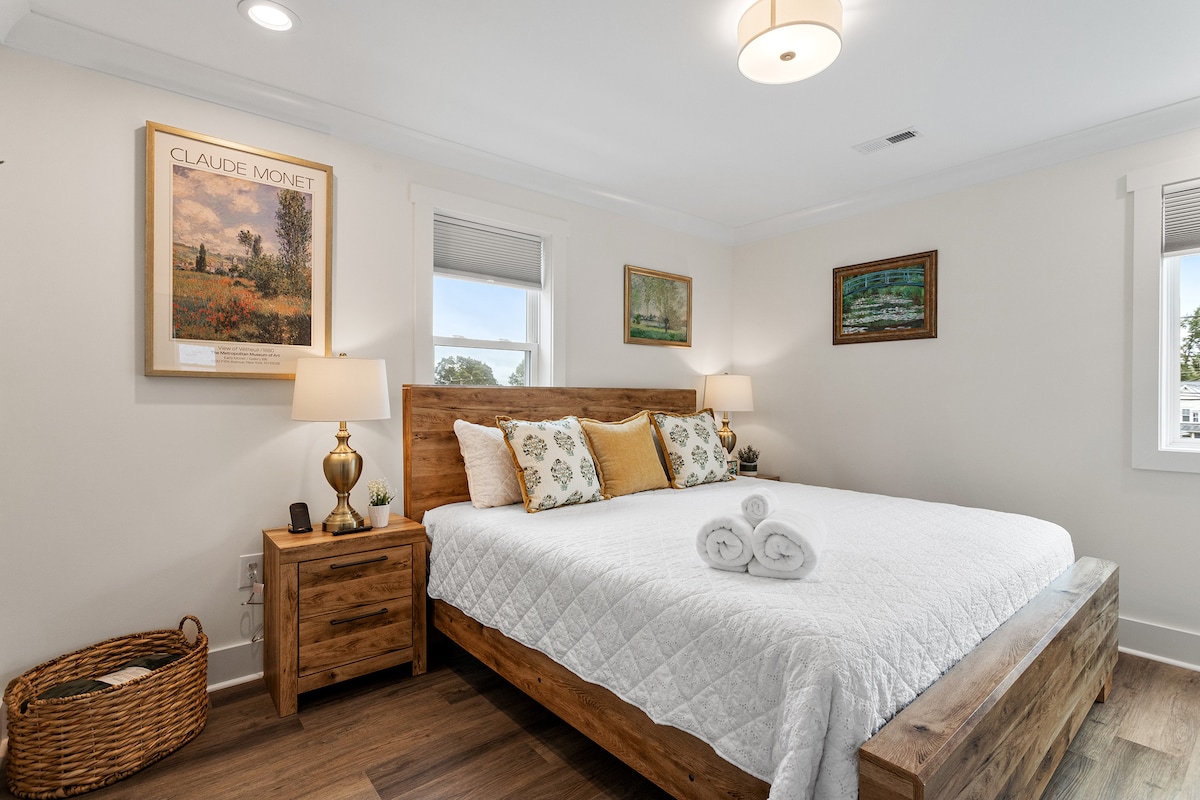 Dhoma Monet është një dhomë gjumi e mrekullueshme me një krevat të madh dopio "king" dhe komodina që përputhen nga Ashley Furniture. Dysheku Casper 12"është super i rehatshëm. Llambat e bukura prej ari i shtojnë dekorit. Vepra e bukur artistike e Claude Monet shton qetësinë.