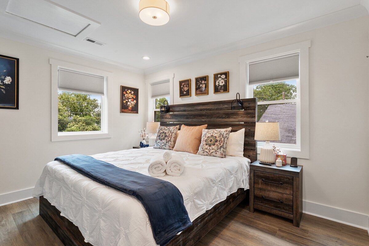 Dhoma përrallore me lule ka një krevat të ri të madh dopio "king" me komodina që përputhen nga Ashley Furniture. Llamba të mrekullueshme që përputhen, mbajtëse karikimi me valë për celularin tënd, peshqirë të rinj të bukur dhe batanije të rehatshme.