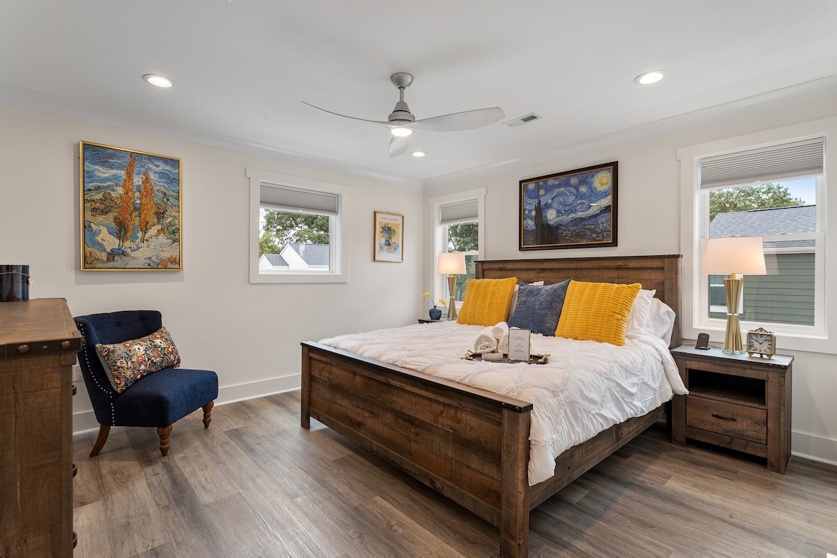 Dhomë gjumi e bukur master me dhomë gjumi të re king nga Ashley Furniture, dyshek i ri luksoz 12" Casper, karrige e rehatshme nga Tommy Bahama. Llamba të mrekullueshme ari dhe kristali, vepra arti me shije nga piktori mjeshtër evropian VanGogh