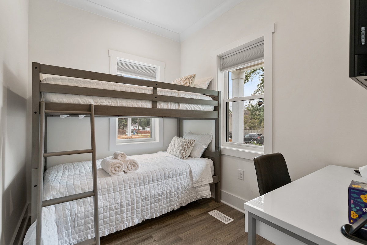 Dhomë gjumi e rehatshme me një krevat marinari të bukur nga Ashley Furniture. Një tavolinë pune dhe karrige e bukur për një hapësirë pune për të rritur ose si hapësirë që fëmija yt të bëjë ngjyrosjen ose punën e tij. Televizor për t 'u parë ndërsa relaksohesh në krevat. Stendë karikimi me valë. Hijet e errësimit të dhomës